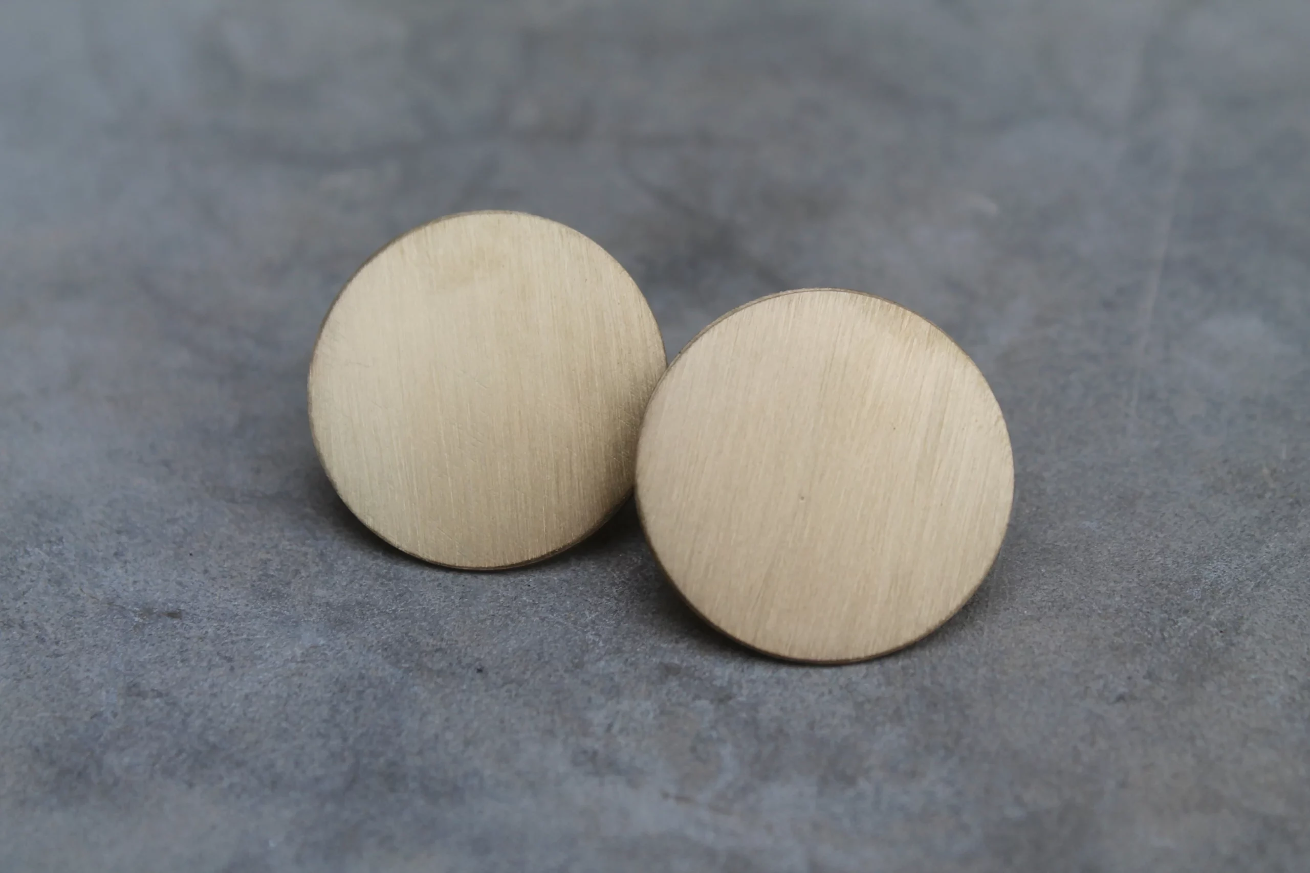 Boucles d'oreilles rondes effet brossé – Image 4