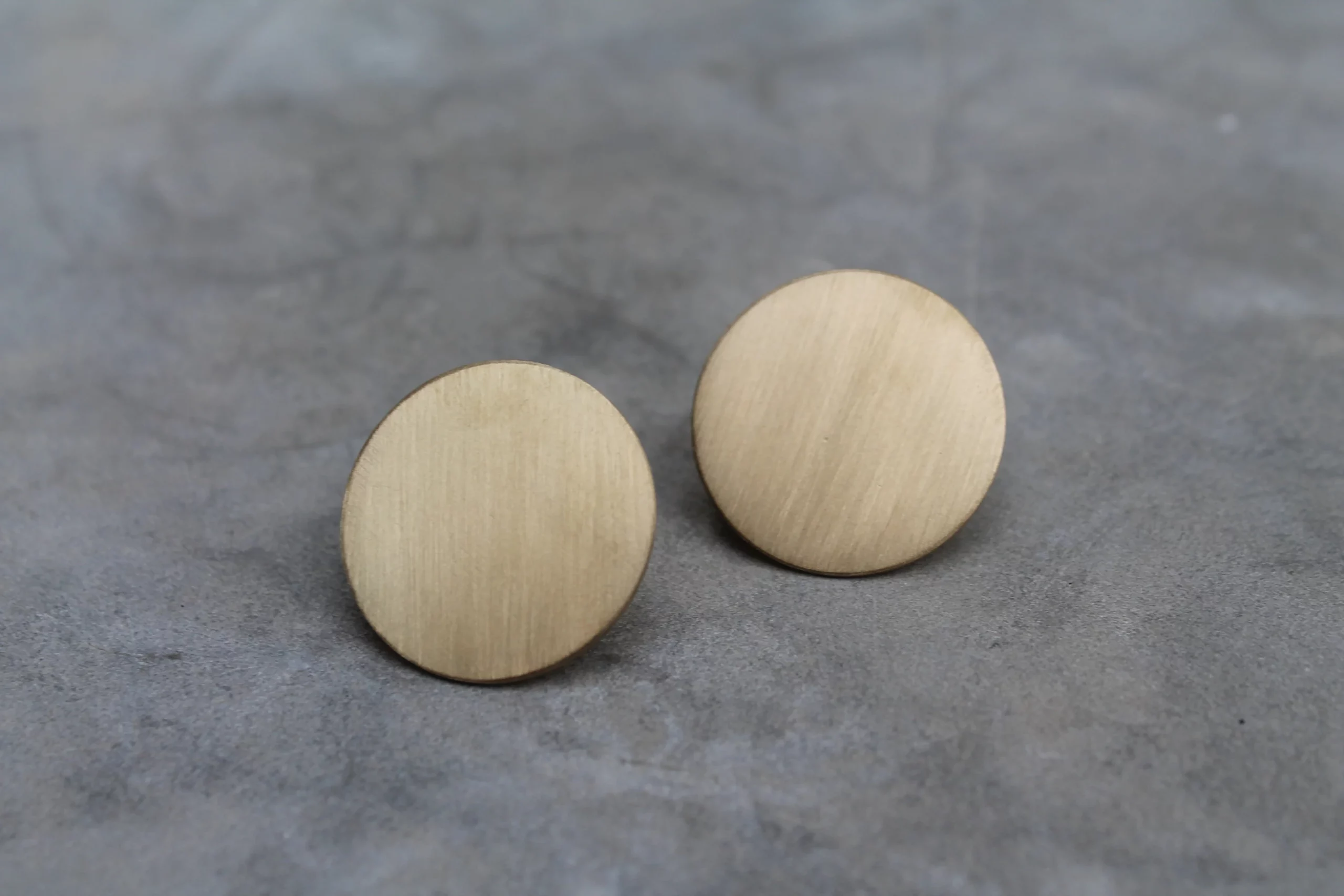 Boucles d'oreilles rondes effet brossé – Image 3
