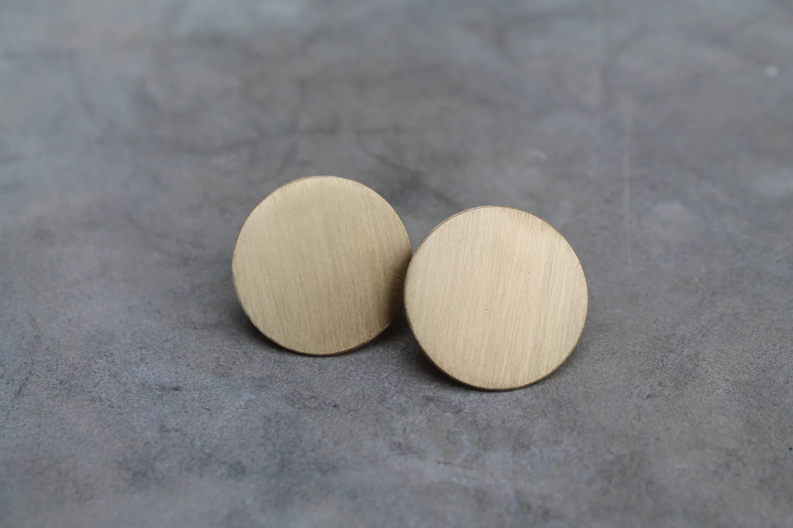 Boucles d'oreilles rondes effet brossé – Image 5