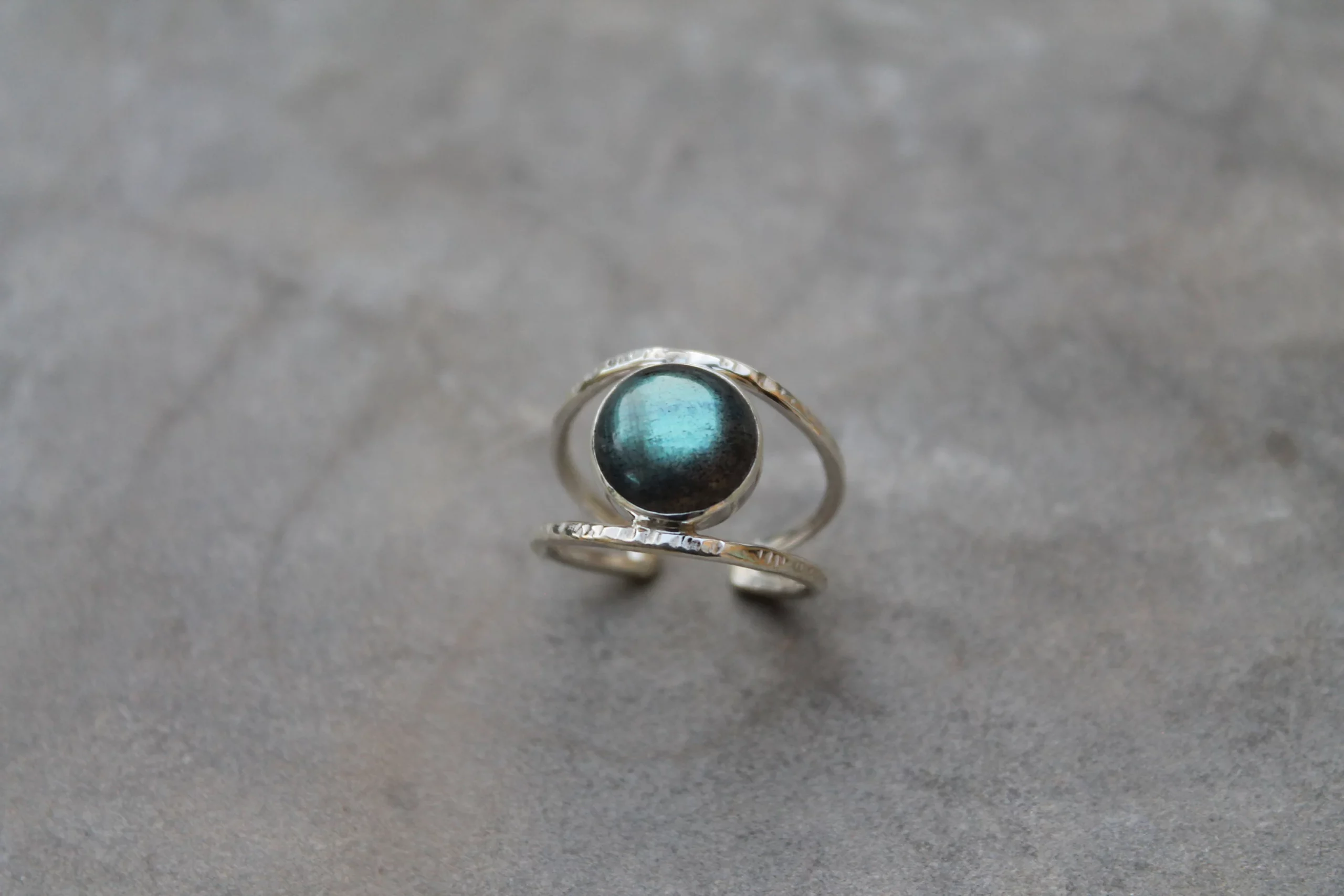 Bague martelée et labradorite en argent 925 – Image 3