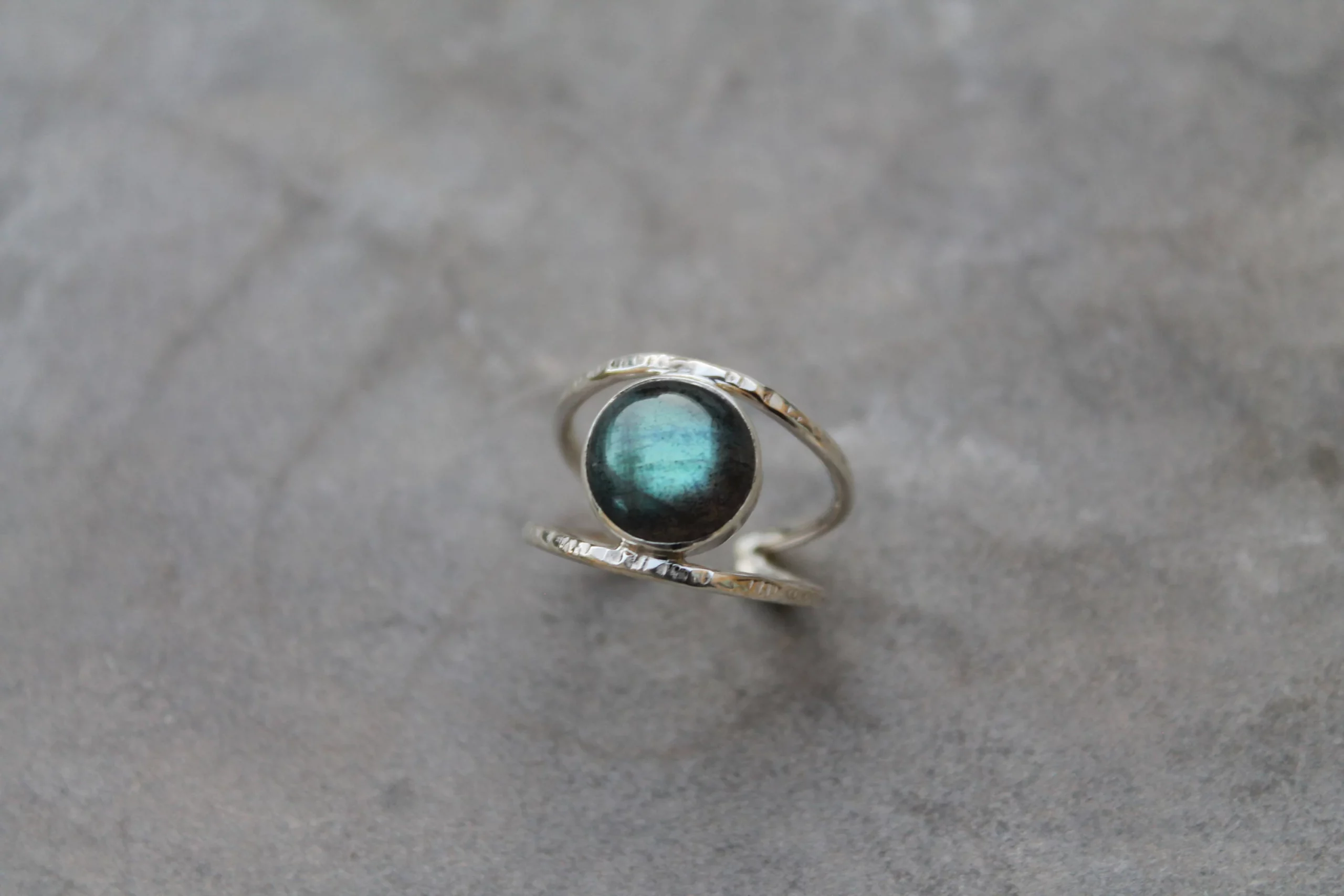 Bague martelée et labradorite en argent 925 – Image 4