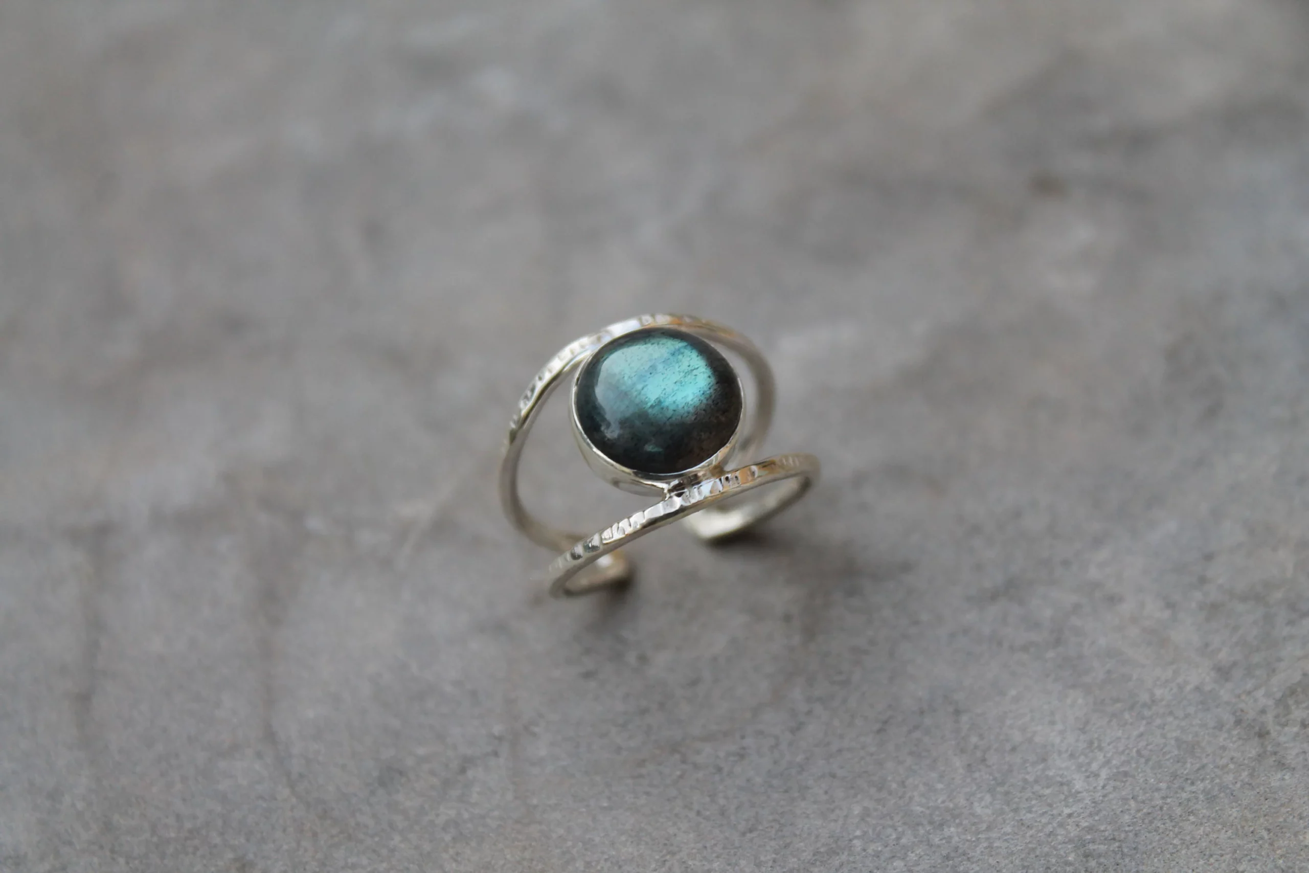 Bague martelée et labradorite en argent 925 – Image 5