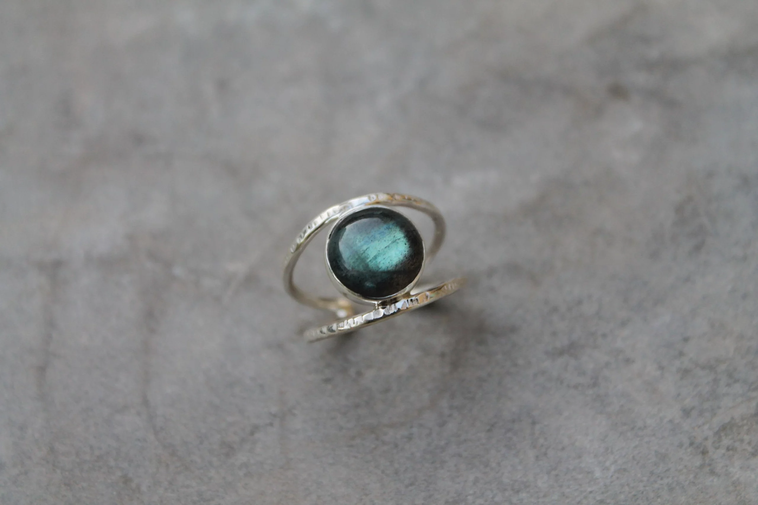 Bague martelée et labradorite en argent 925 – Image 2