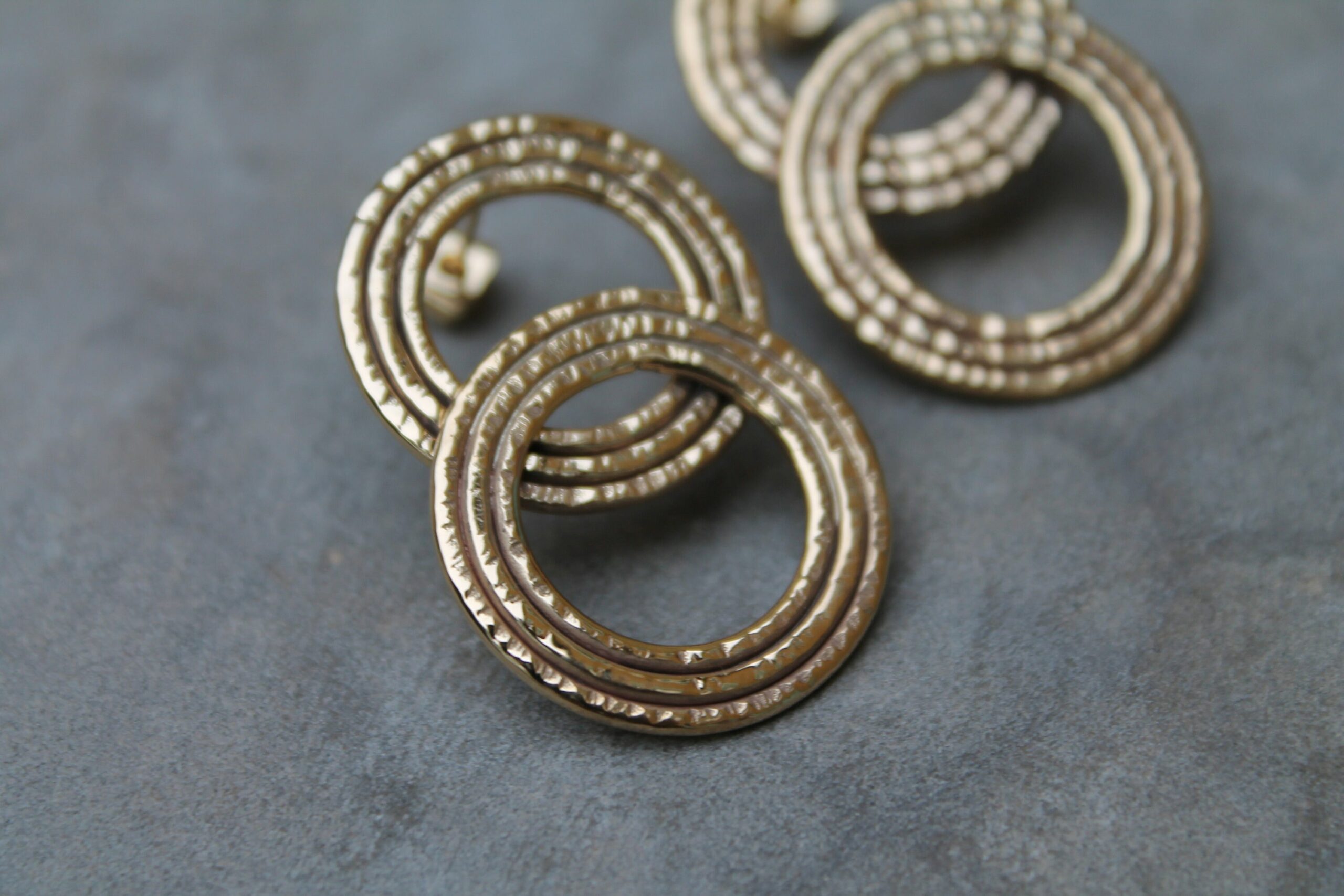 Grandes boucles d'oreilles martelées – Image 4