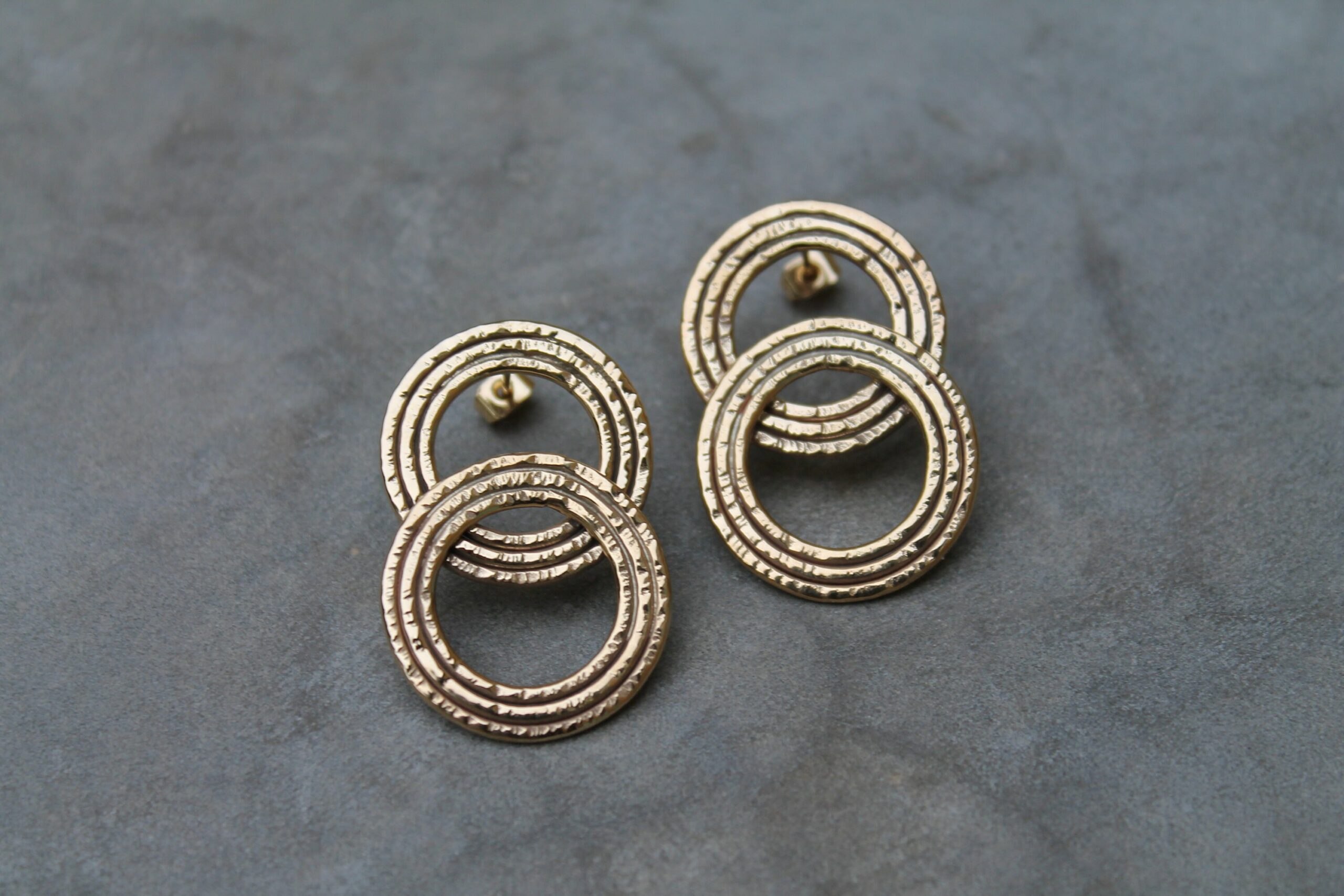Grandes boucles d'oreilles martelées – Image 3