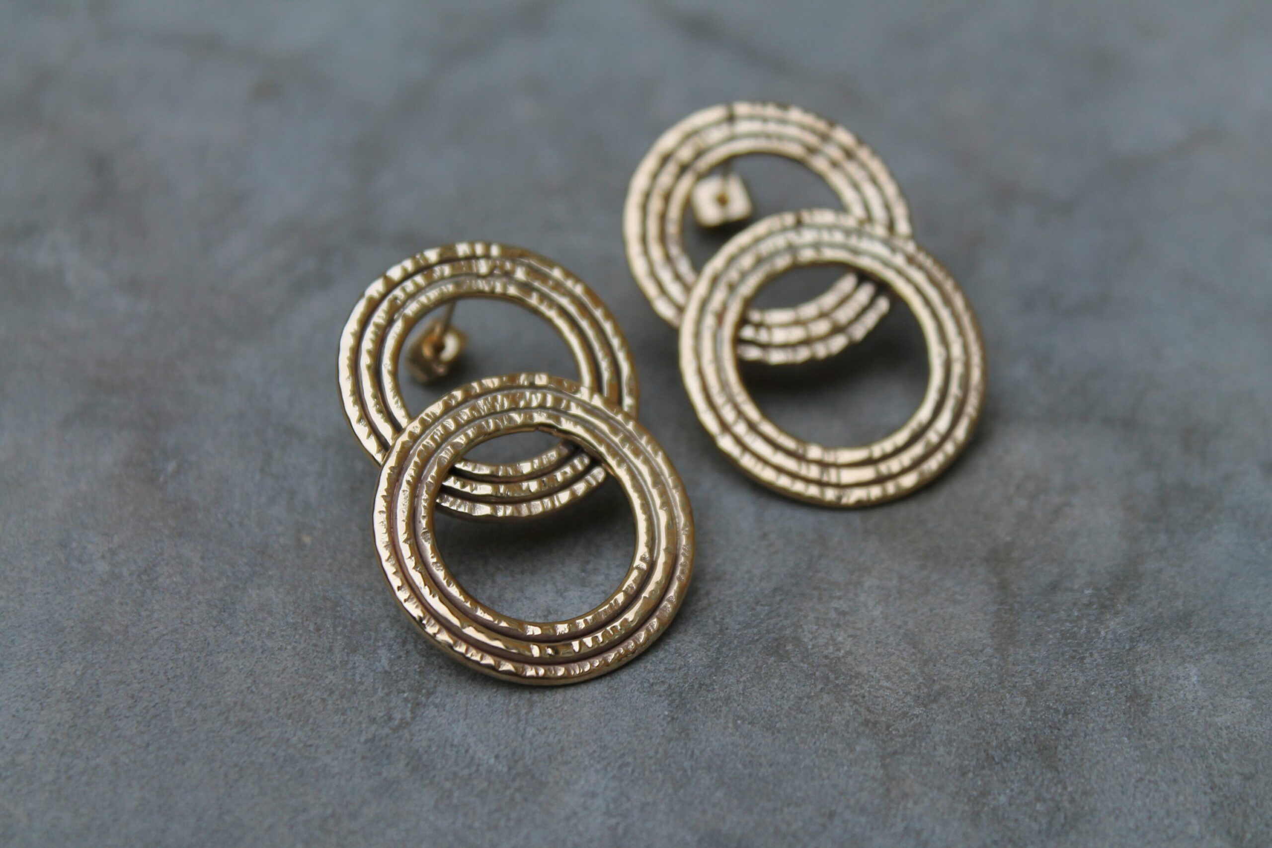 Grandes boucles d'oreilles martelées – Image 5