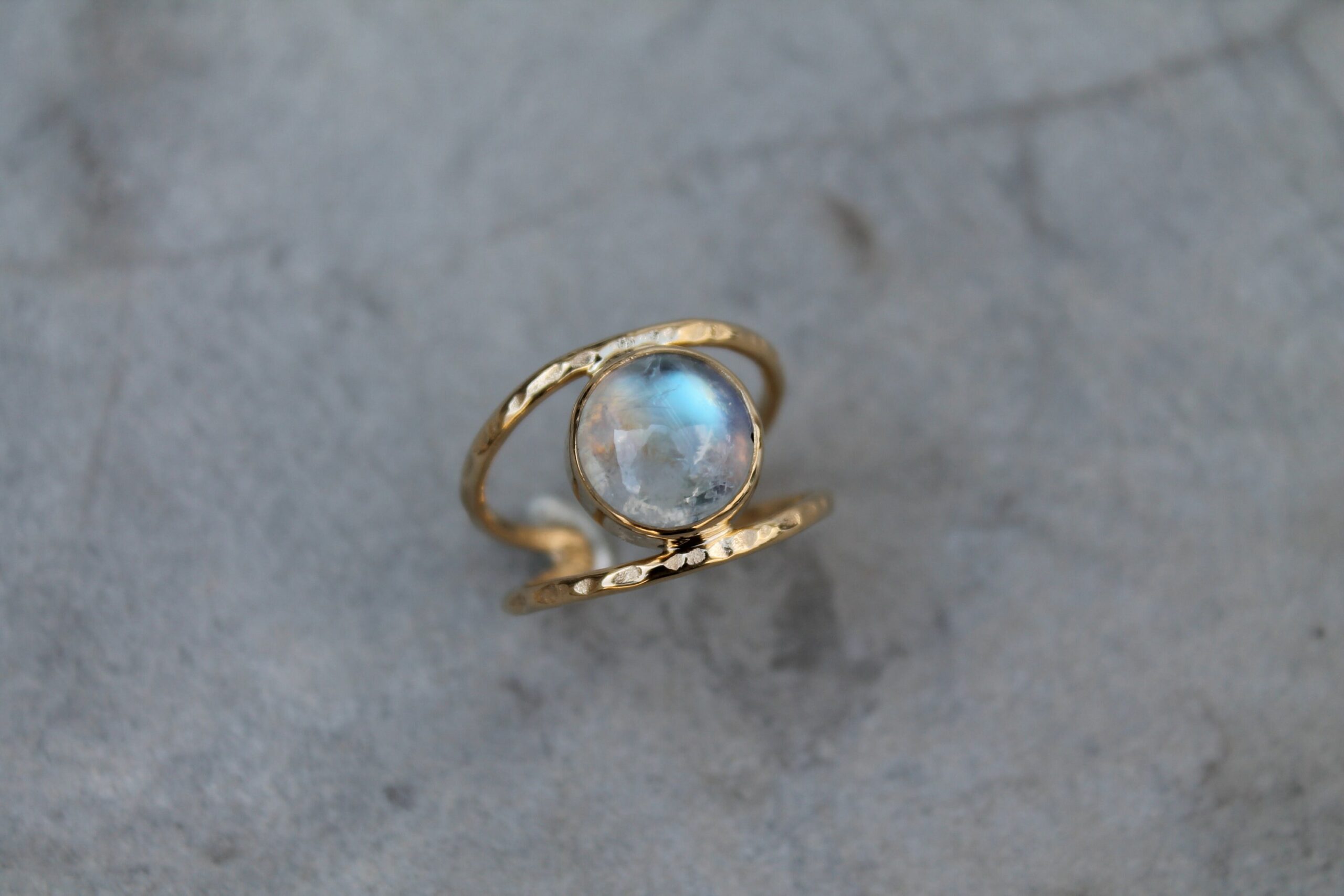 Bague martelée et pierre de lune – Image 3
