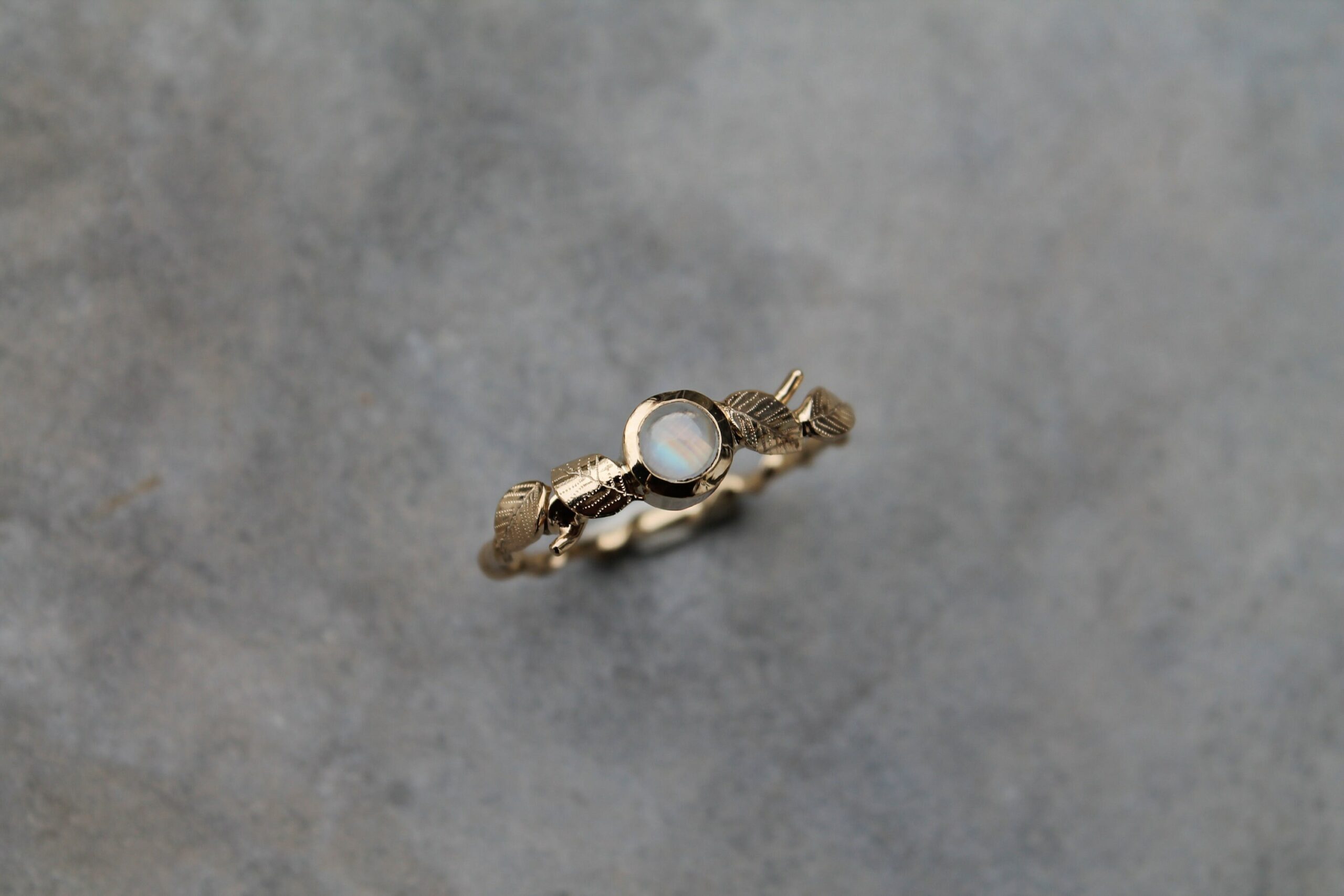 Bague feuilles et pierre de lune