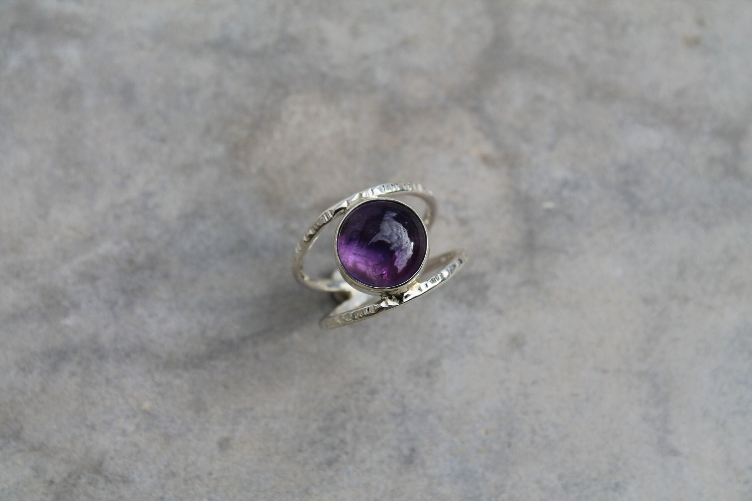 Bague martelée et améthyste en argent 925 – Image 2