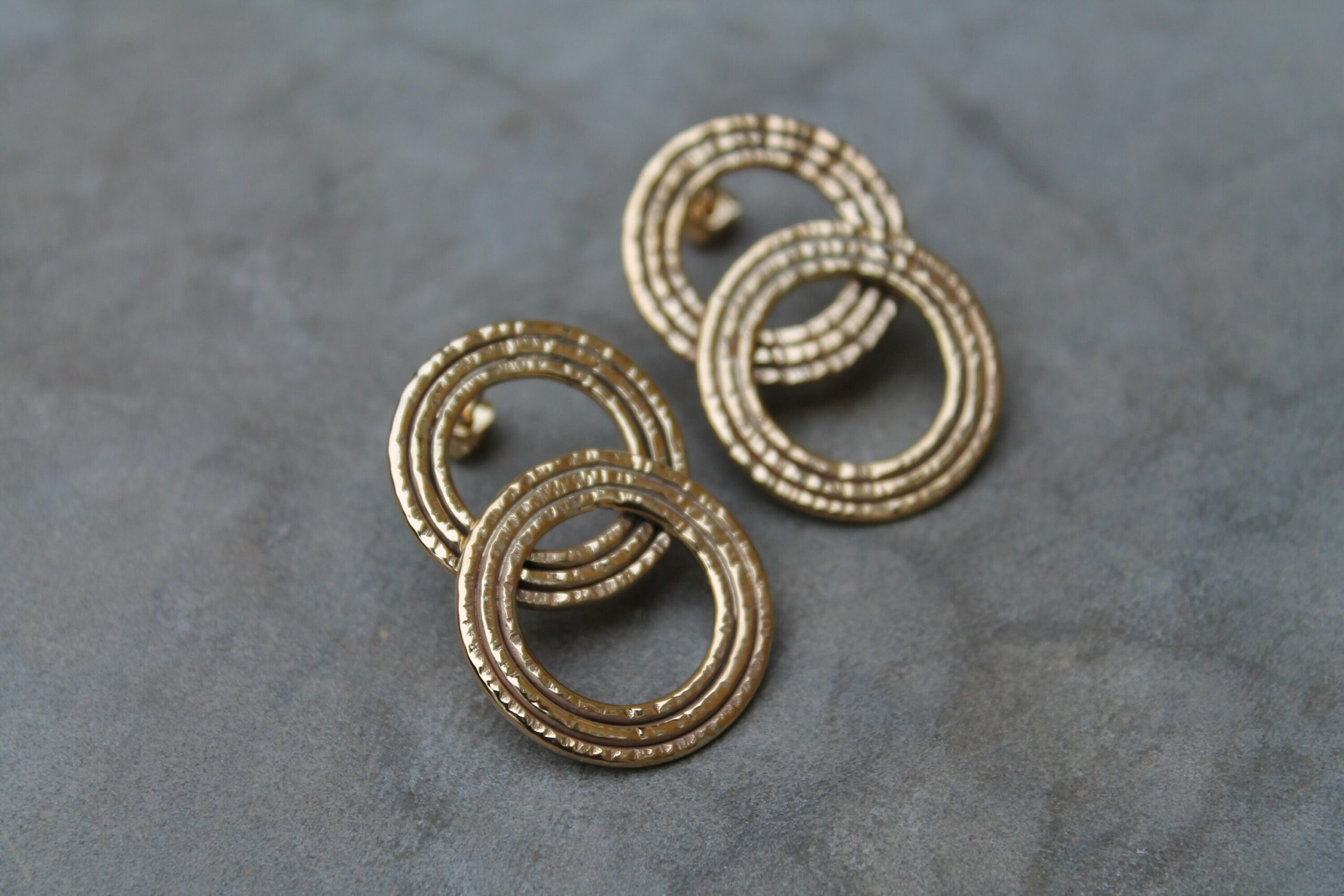 Grandes boucles d'oreilles martelées – Image 6