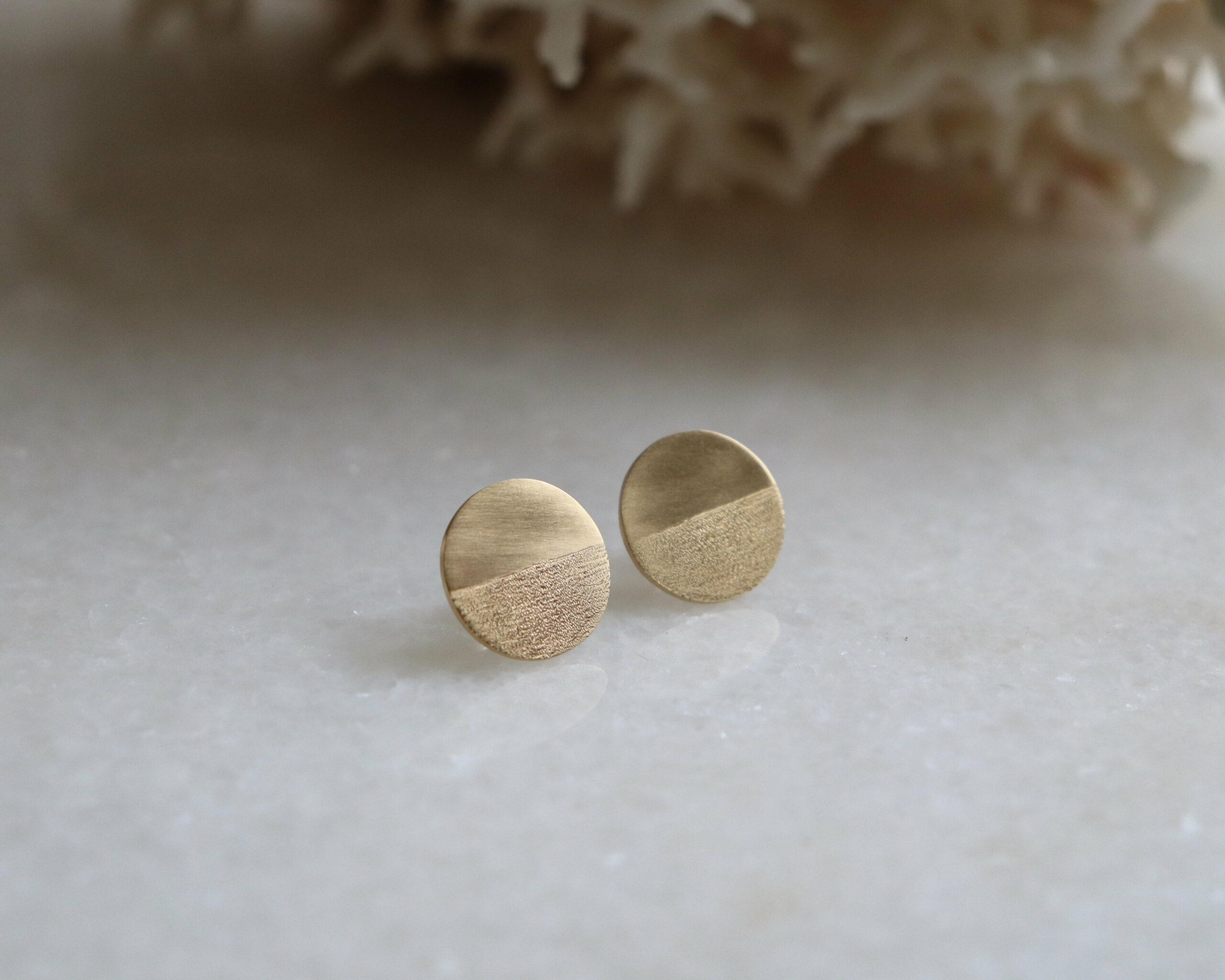 Boucles d'oreilles gravées et brossées