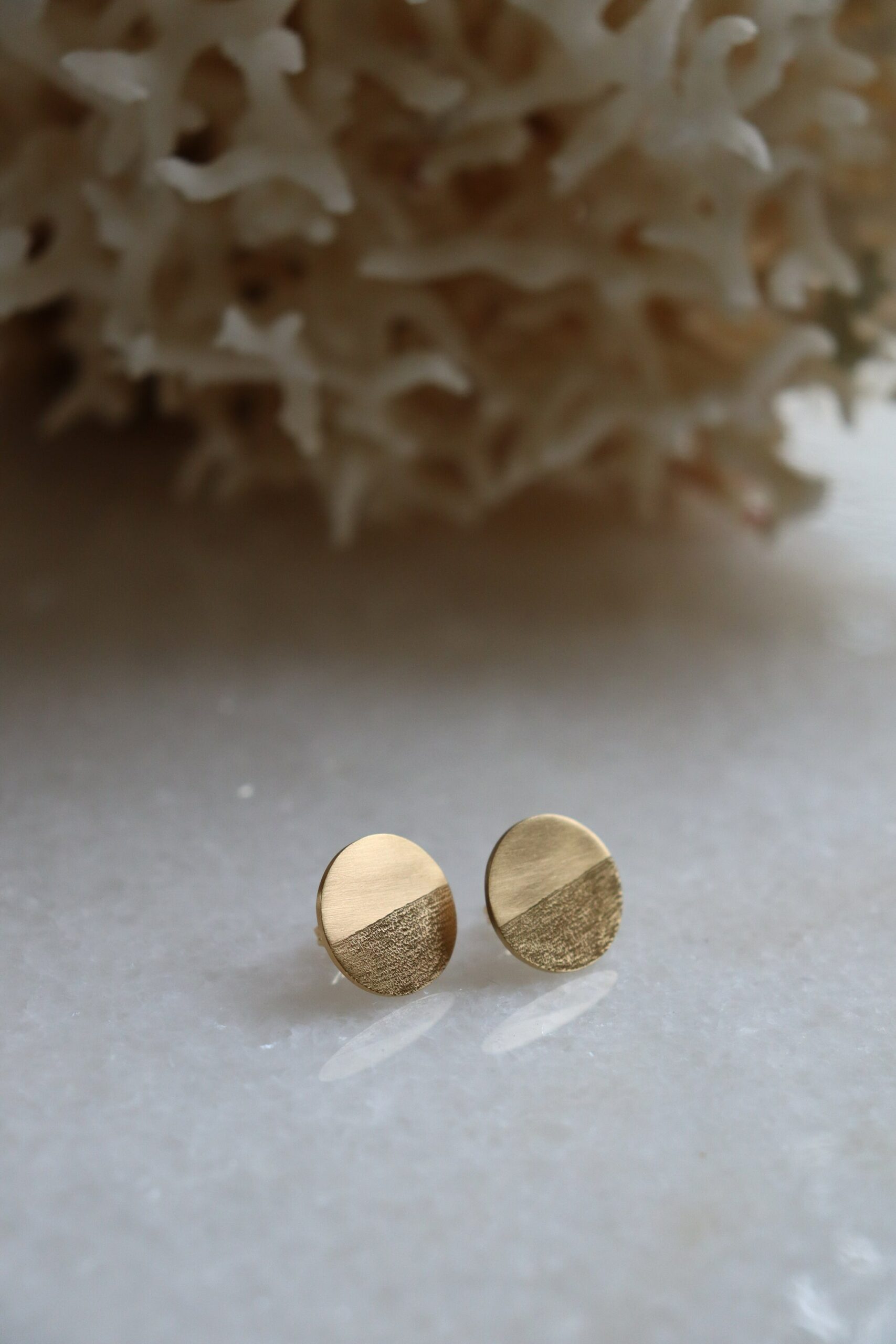 Boucles d'oreilles gravées et brossées – Image 3