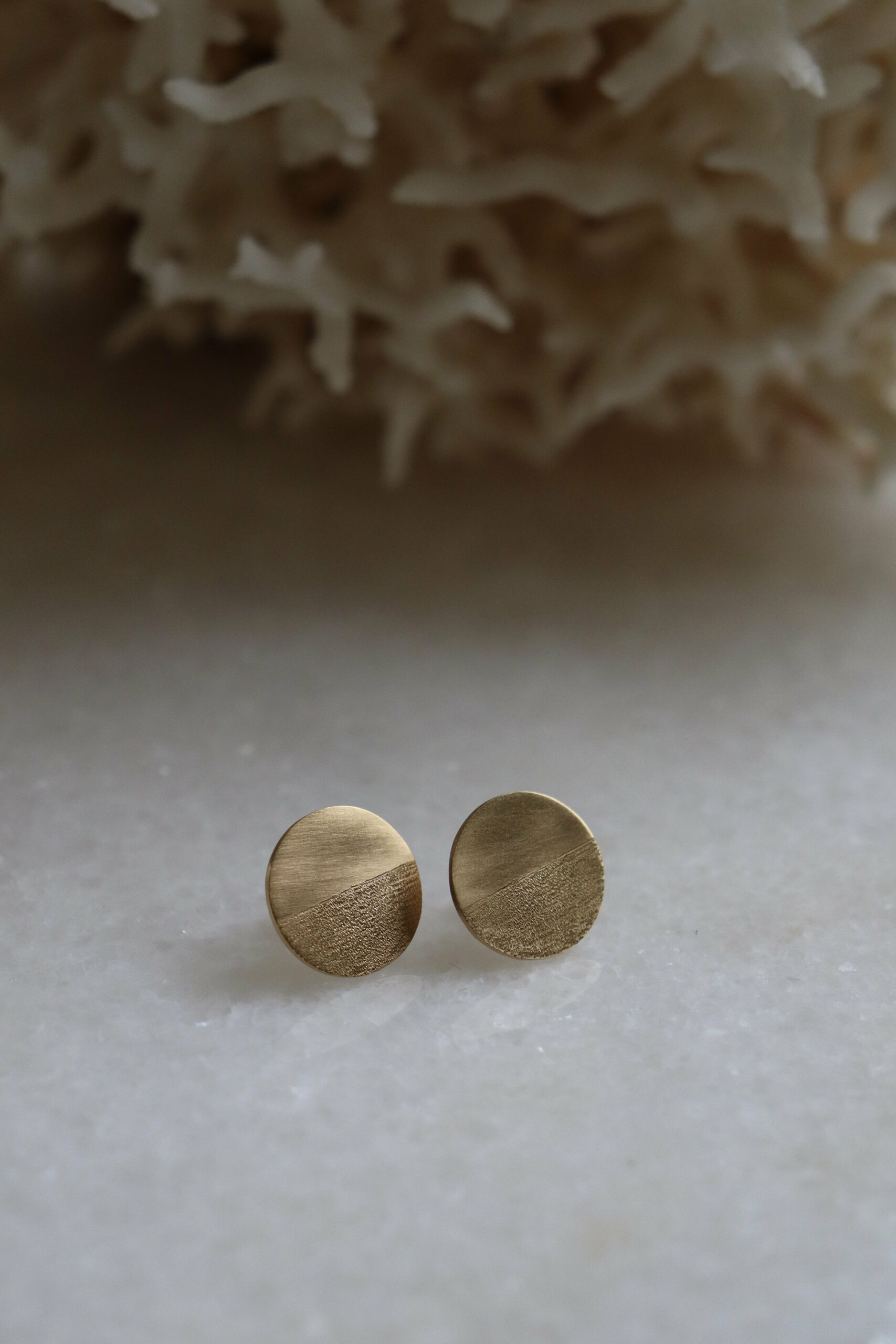 Boucles d'oreilles gravées et brossées – Image 4