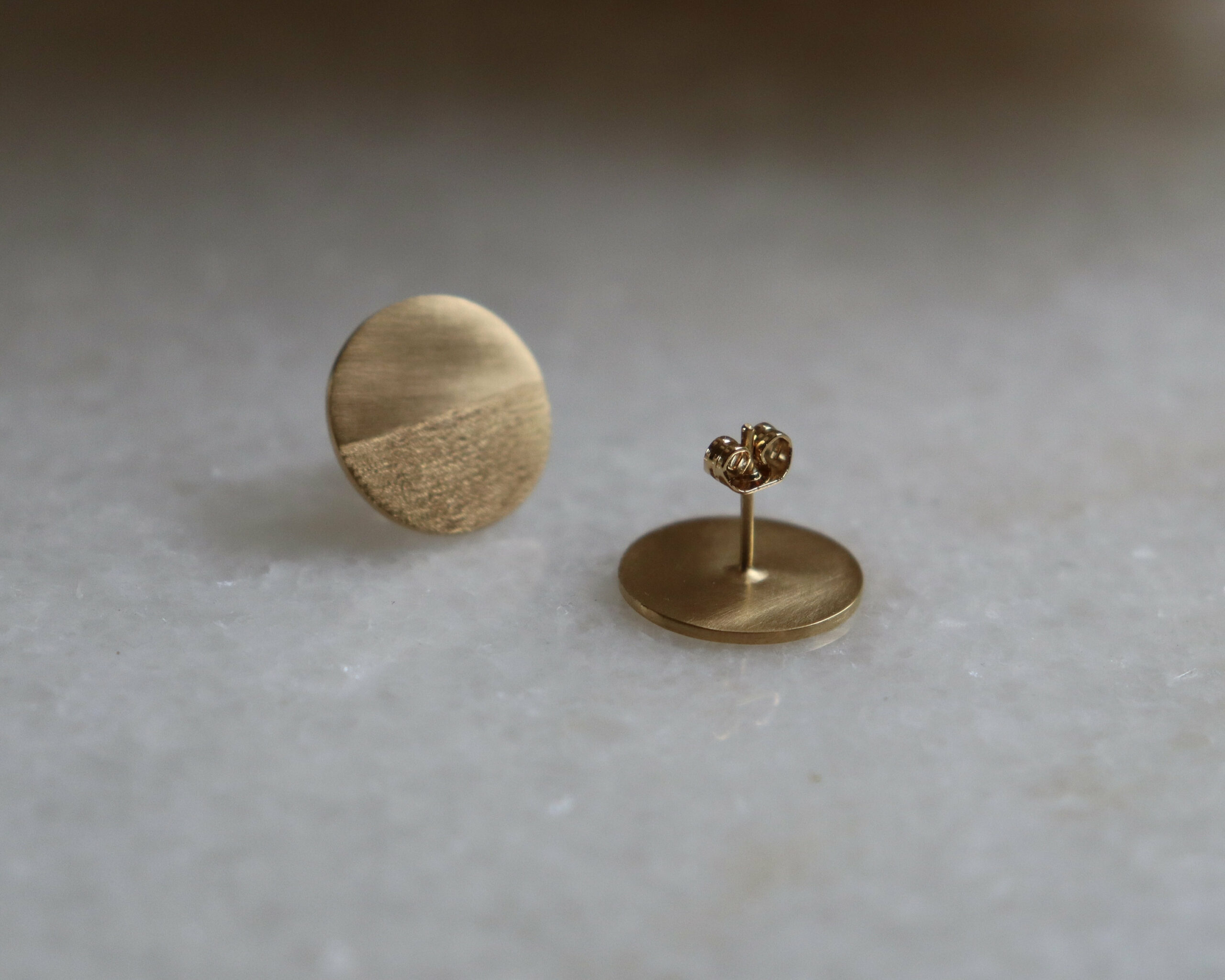 Boucles d'oreilles gravées et brossées – Image 2