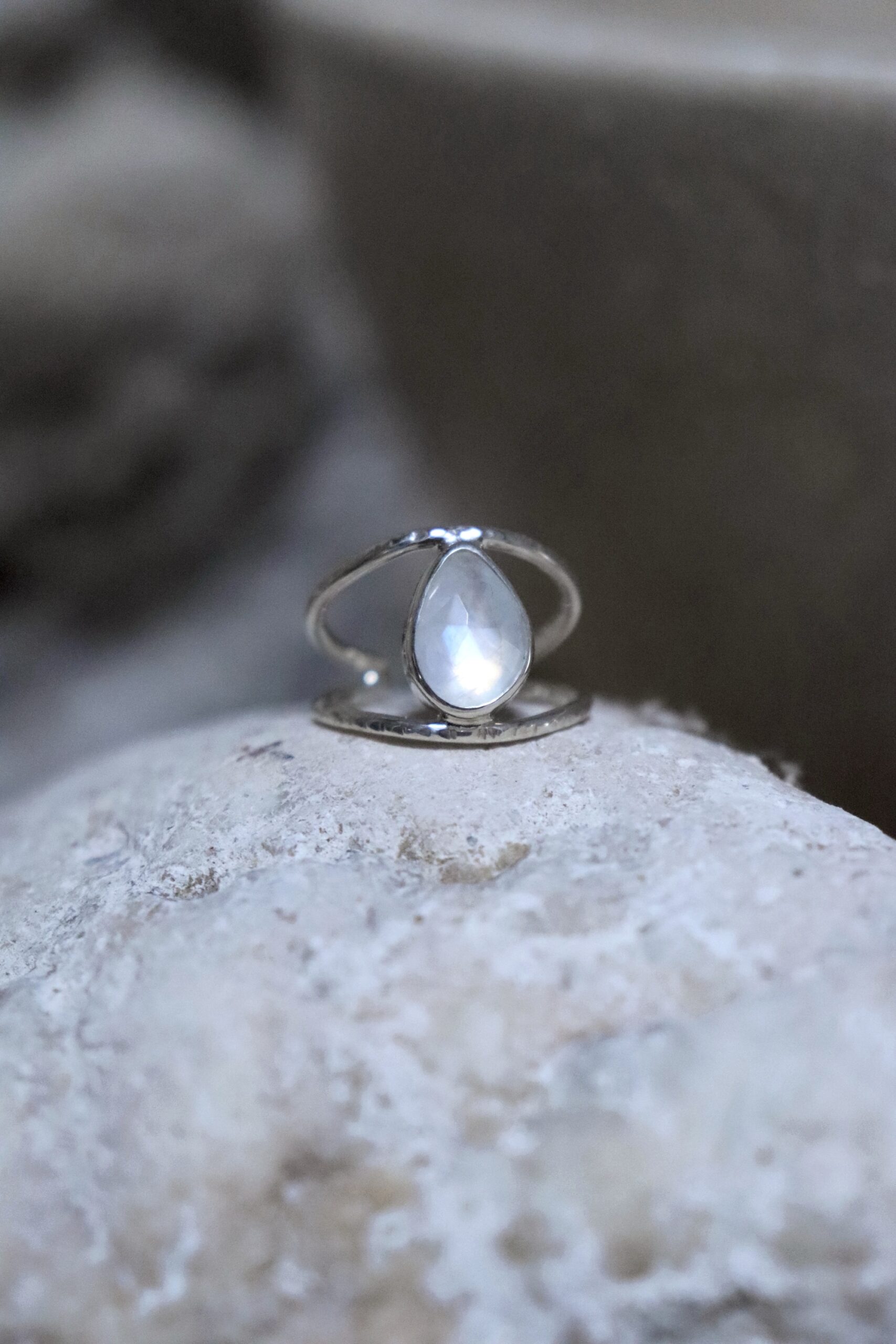 Bague martelée et pierre de lune – Image 4