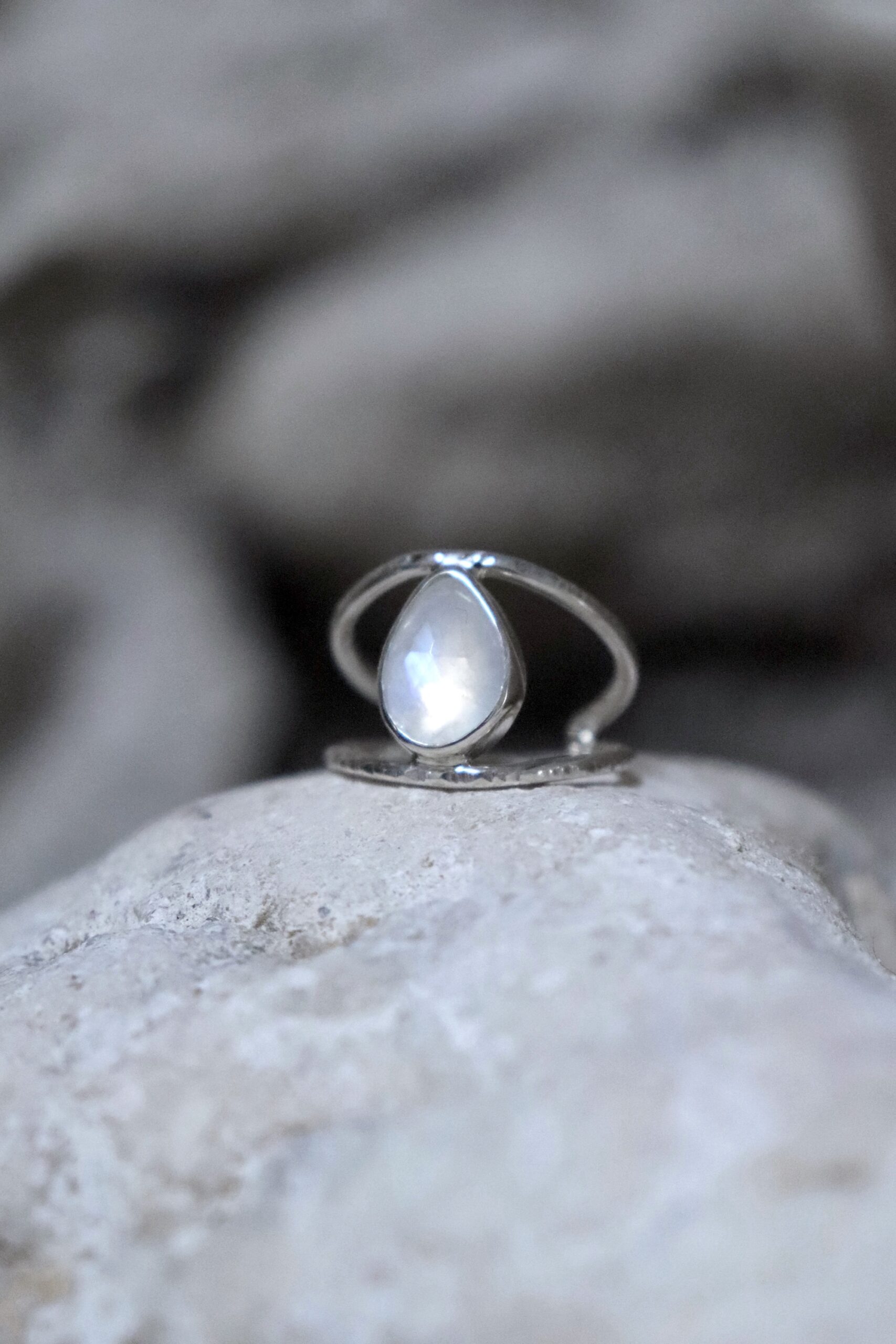 Bague martelée et pierre de lune – Image 2