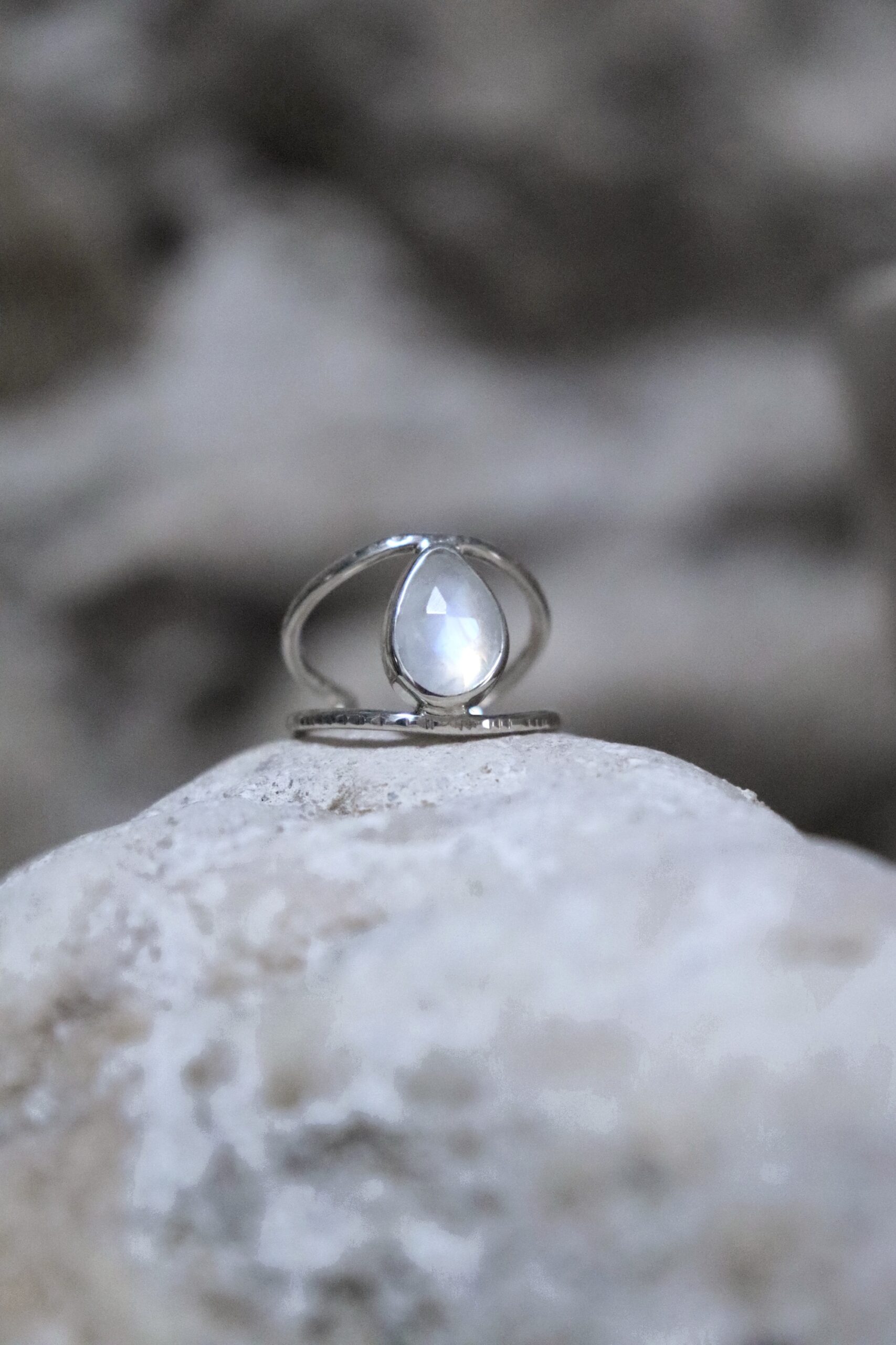 Bague martelée et pierre de lune – Image 3