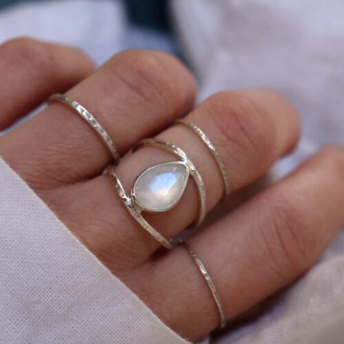 Bague martelée et pierre de lune