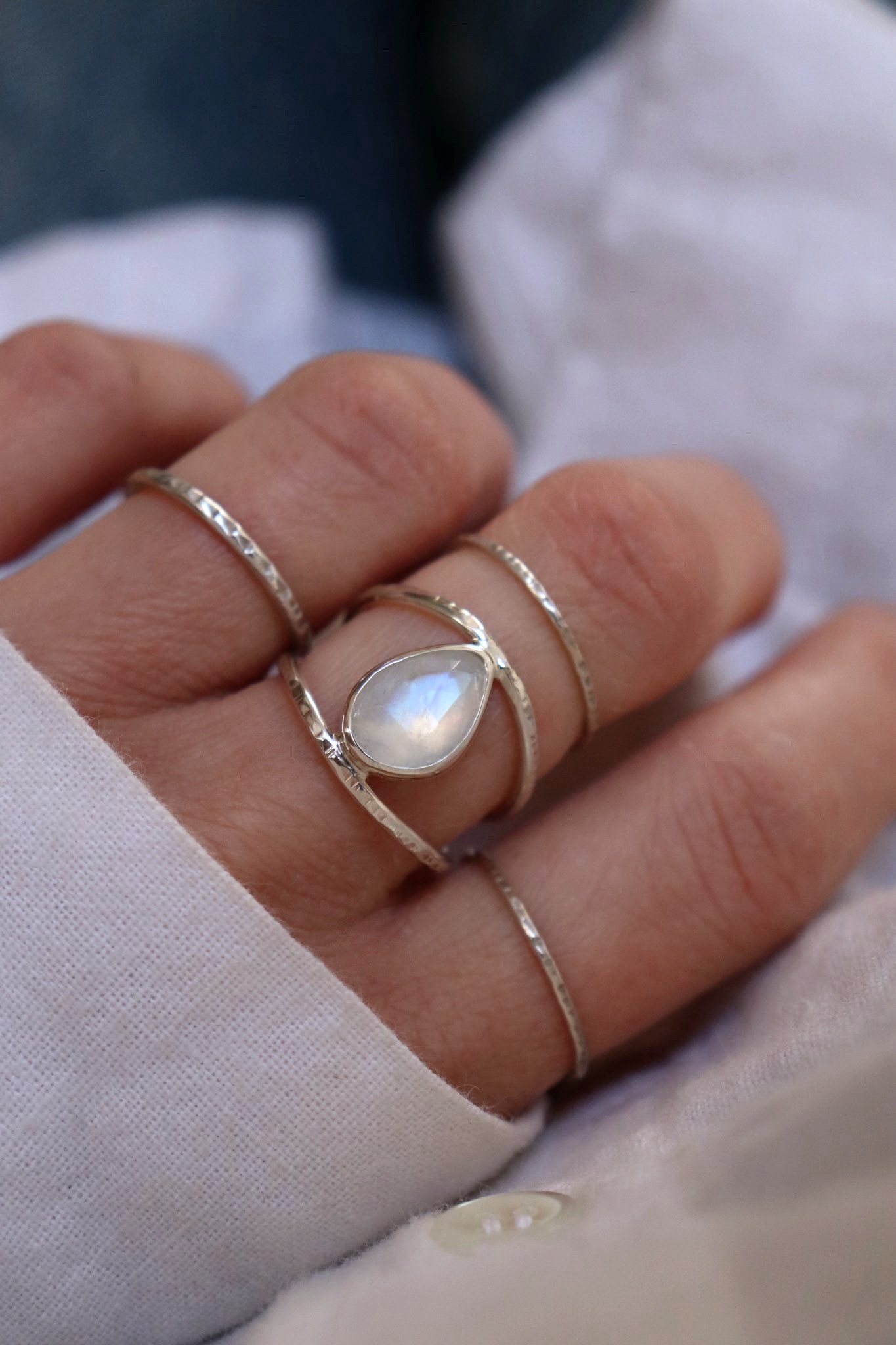 Bague martelée et pierre de lune