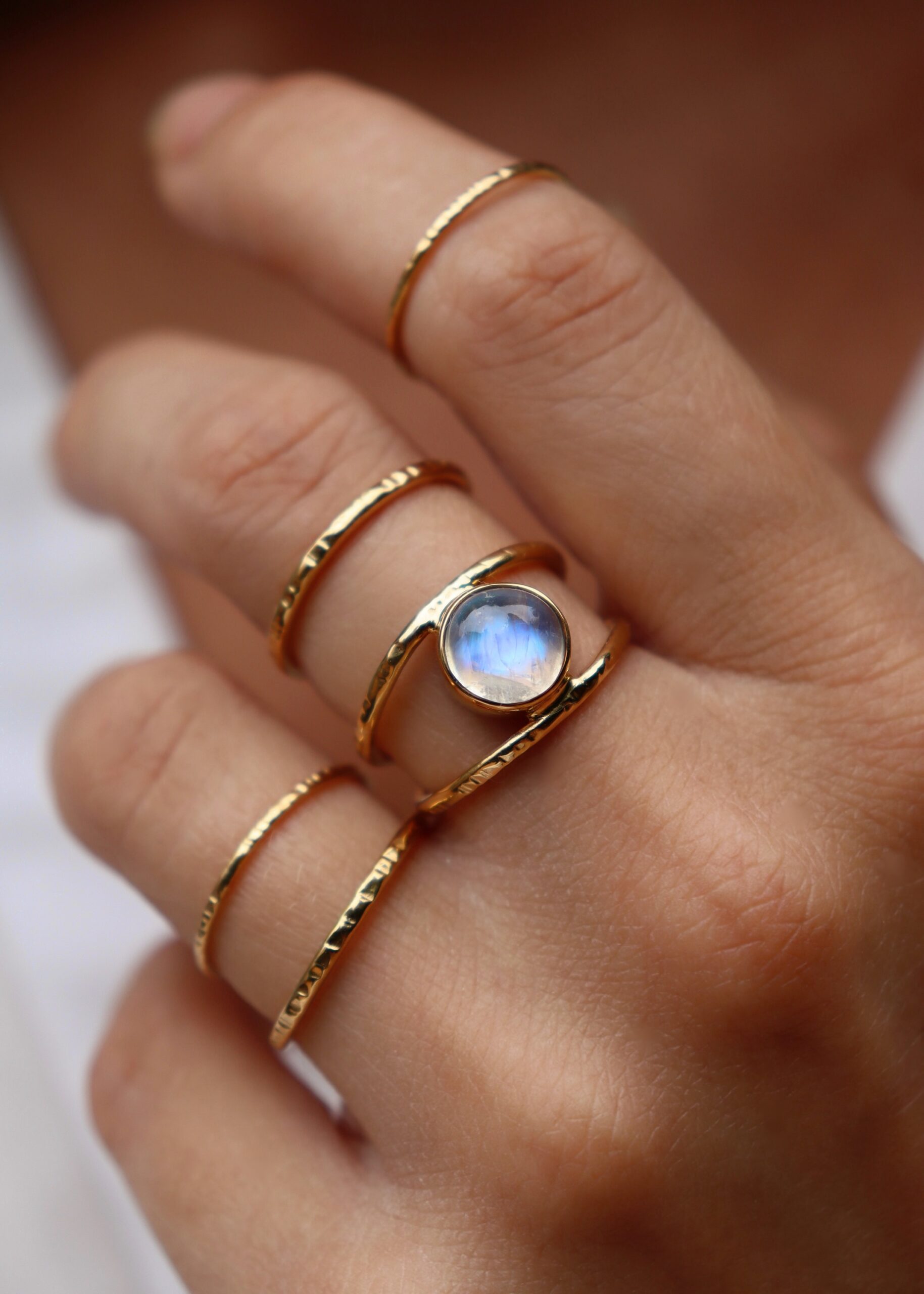 Bague martelée et pierre de lune