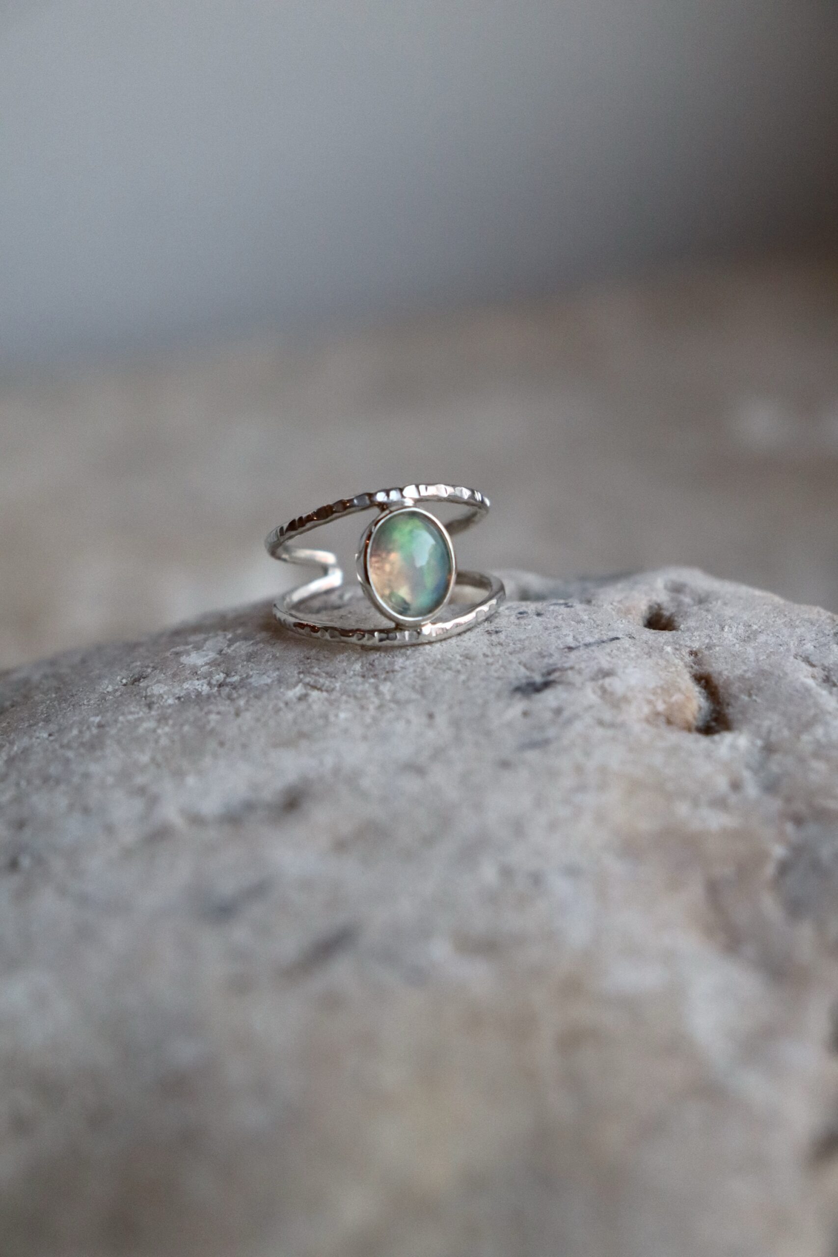 Bague martelée et opale en argent 925 – Image 2