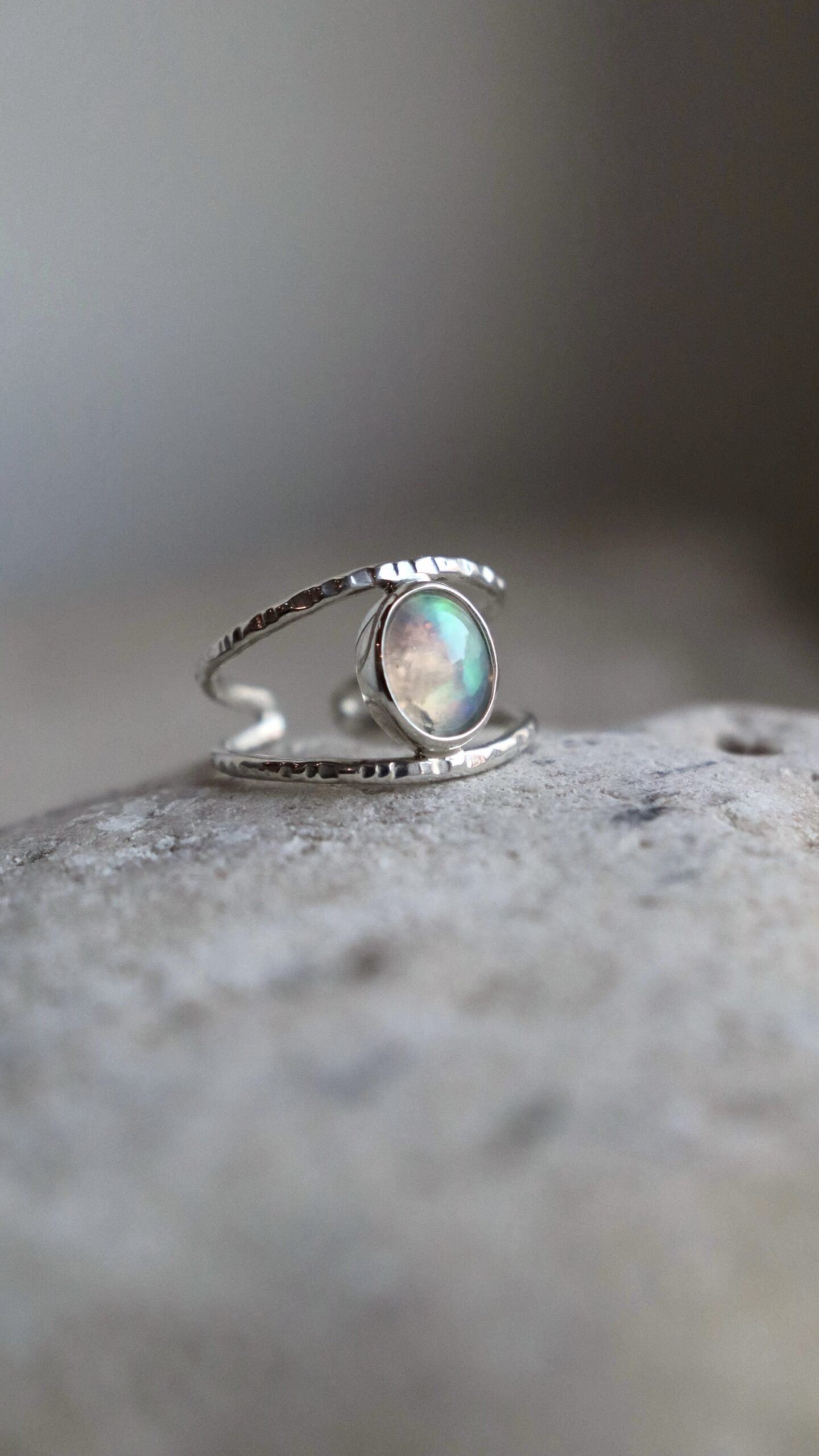 Bague martelée et opale en argent 925